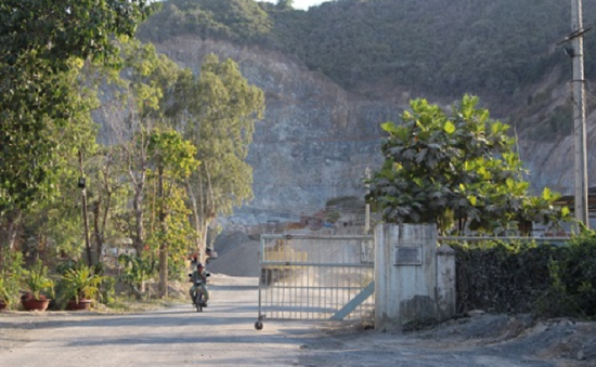 Tiếp tục chặn đường ngăn xe ben vào mỏ đá Hòn Thị, Nha Trang