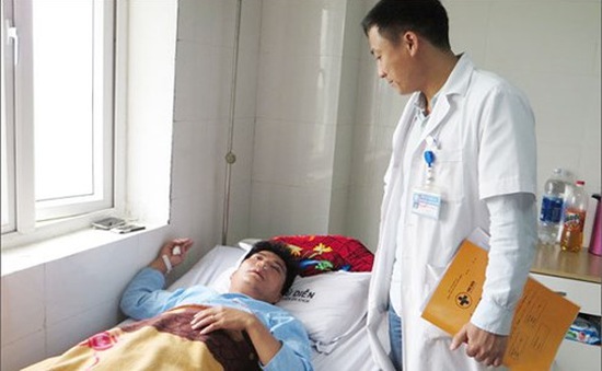 Bộ GD&ĐT đề nghị điều tra vụ thầy giáo bị người nhà học sinh hành hung ở Nghệ An