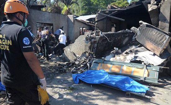 Máy bay lao vào nhà dân ở Philippines, ít nhất 10 người thiệt mạng
