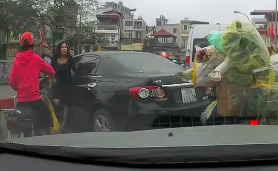 Đề nghị xử lý nghiêm nữ tài xế quay đầu ô tô trên cầu, gây gổ với người đi xe máy