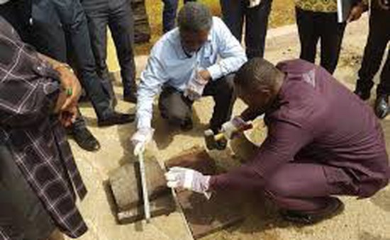 Ghana: Gạch lát vỉa hè làm từ nhựa bỏ đi