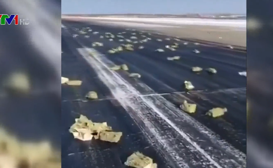 Hàng tấn vàng rơi từ máy bay xuống đường băng ở Nga