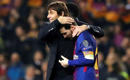 Conte ôm chầm Messi, sao Chelsea buồn bực