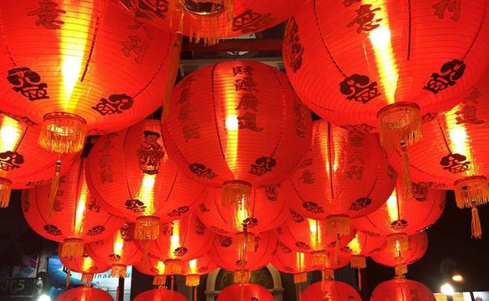 Dàn đèn lồng sáng tạo diễu hành đón lễ hội tại Trung Quốc