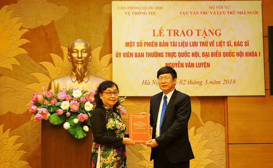 Trao tặng phiên bản tài liệu lưu trữ về liệt sĩ, bác sĩ, nhà báo Nguyễn Văn Luyện
