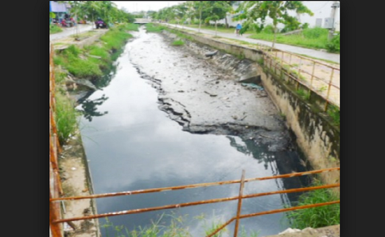 Hàng trăm hộ dân sống với ô nhiễm từ dòng kênh “bất động”