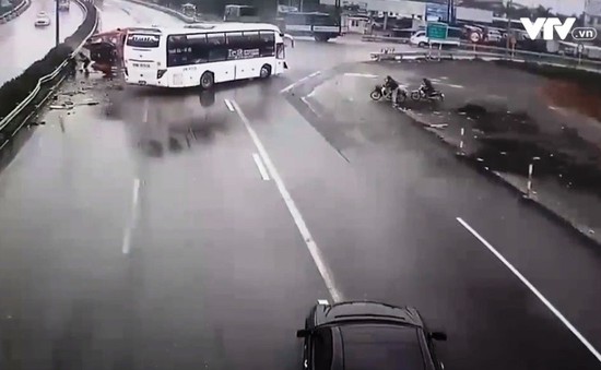 Nhìn lại vụ tai nạn xe khách đâm xe cứu hỏa trên cao tốc Pháp Vân - Cầu Giẽ