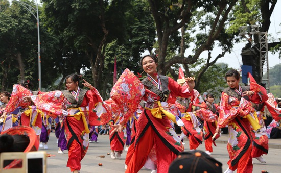 1000 bạn trẻ khuấy động phố đi bộ Hồ Gươm với điệu múa Yosakoi