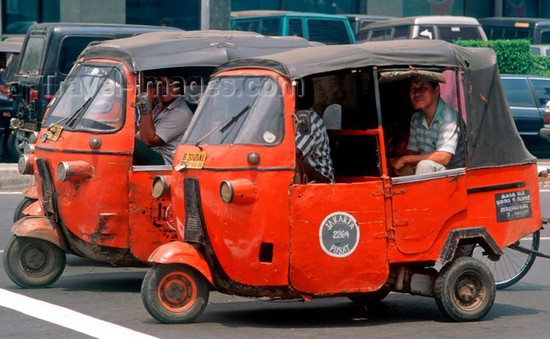 Cạnh tranh khốc liệt giữa xe tuk tuk và xe công nghệ tại Indonesia