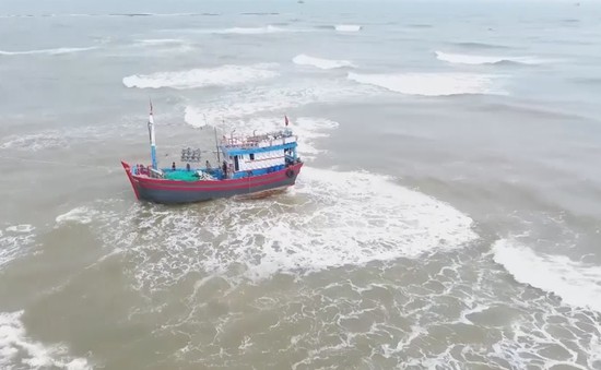 Quảng Trị: Cửa biển bồi lấp, nhiều tàu cá mắc cạn