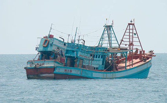 Bình Thuận ngăn chặn, truy bắt tàu giã cào hoạt động trái phép