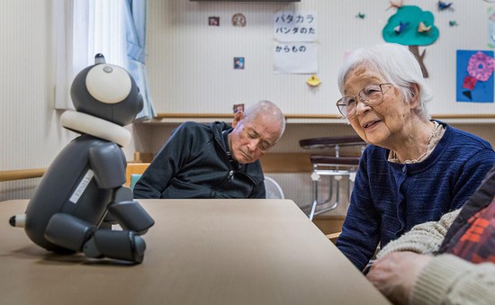 Robot biết làm nũng, "khóc nhè" mang lại niềm vui cho người già