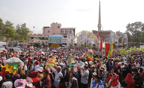 Hàng nghìn người về tham dự Lễ hội Chùa Bà Thiên Hậu, Bình Dương