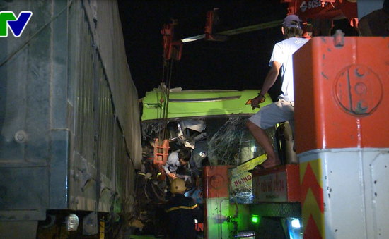Phú Yên: Sử dụng máy cắt để cứu 2 nạn nhân bị mắc kẹt do tai nạn giao thông