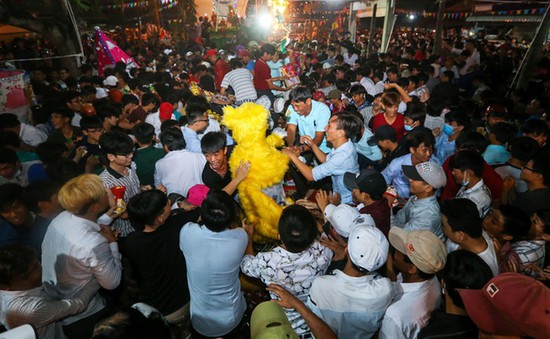 Hàng nghìn người phá rào, tranh giành lộc ở lễ hội Làm Chay