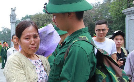 Gần 3.500 thanh niên Hà Nội lên đường nhập ngũ: Bịn rịn giờ chia tay