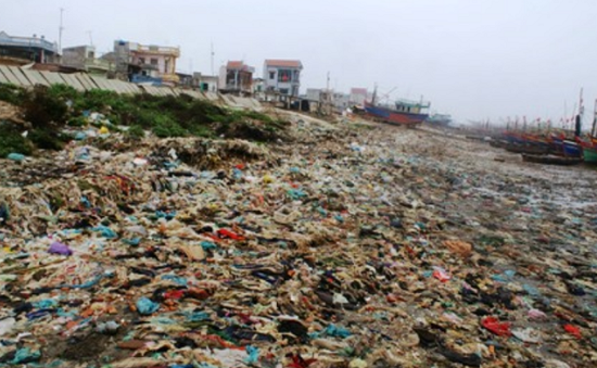 Biển Hậu Lộc (Thanh Hóa) ngập tràn rác thải