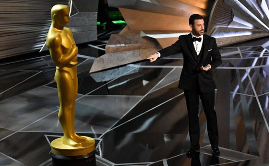 Oscar 2018: Jimmy Kimmel nói mỉa sự cố “nhầm giải” hy hữu ngay phần mở đầu