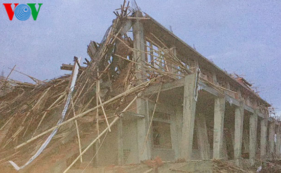 Lốc xoáy làm sập mái nhà thờ đang xây và tốc mái phòng học tại Kon Tum