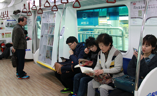 Hệ thống thư viện trên tàu điện tại Hàn Quốc