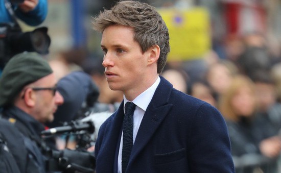 Eddie Redmayne tiễn biệt nhà vật lý thiên tài Stephen Hawking lần cuối