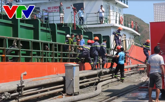 Bình Định: Ba thuyền viên tử vong trong khoang tàu chứa mật mía do bị ngạt