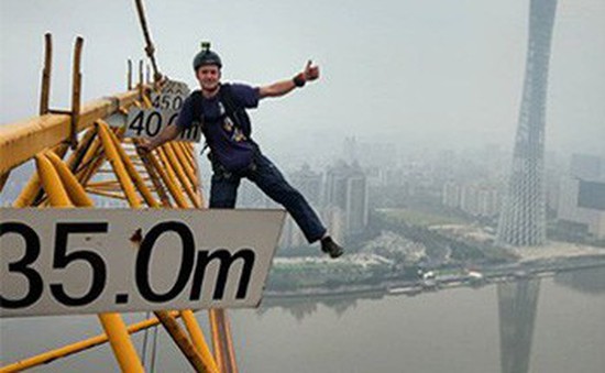 Trung Quốc giam giữ thanh niên nhảy từ tòa nhà cao hơn 500m