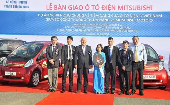 Tập đoàn Mitsubishi Motors bàn giao xe ô tô điện cho thành phố Đà Nẵng