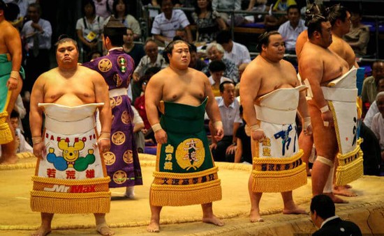 Hàng nghìn người tham dự Lễ hội đấu vật Sumo tại Nhật Bản