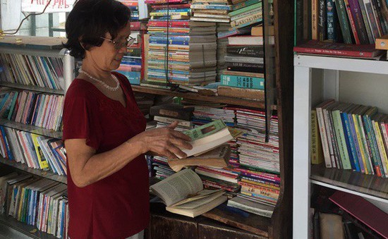 Cụ bà 73 tuổi mở tủ sách miễn phí giữa lòng Thủ đô