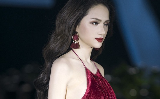 Hoa hậu chuyển giới Hương Giang cực ngọt ngào, tự tin sải bước trên sàn catwalk