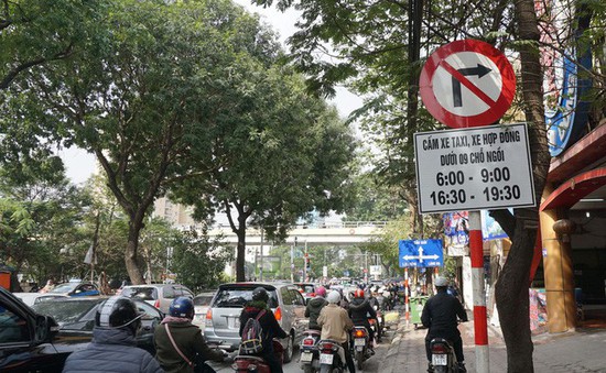 Hà Nội không gỡ biển cấm taxi ở 11 tuyến phố