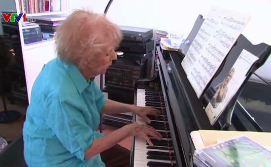 Cụ bà 103 tuổi với niềm đam mê chơi piano