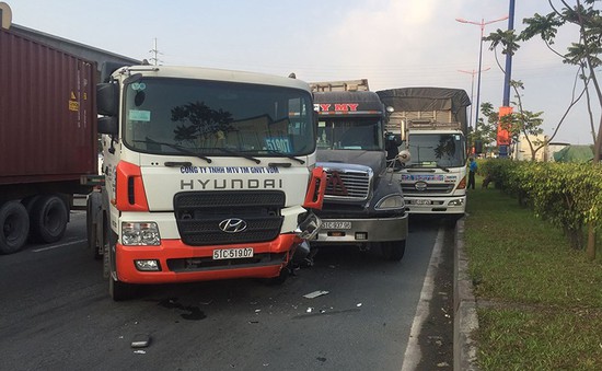 Tránh xe bus, container gây tai nạn liên hoàn trên xa lộ