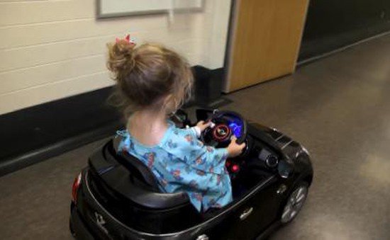 Mỹ: Xe hơi mini đưa trẻ vào phòng mổ