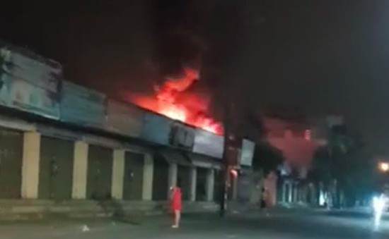 Nam Định: Hỏa hoạn thiêu rụi cửa hàng túi xách trong đêm