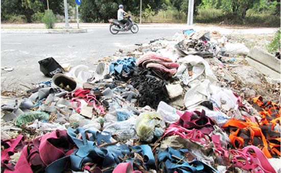 Con đường du lịch ở Nha Trang ngập rác thải, xà bần