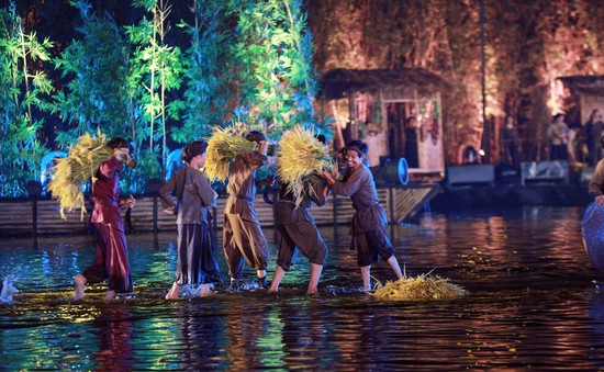 Sân khấu "Tinh hoa Bắc bộ - The Quintessence of Tonkin": "Gạn đục khơi trong" để du khách hiểu và yêu văn hóa Việt