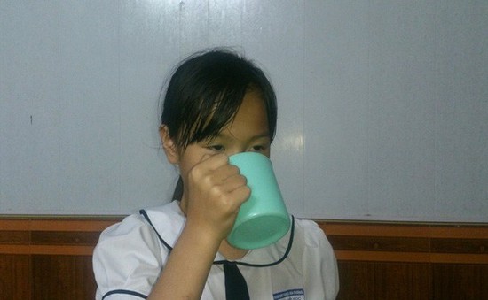 Sa thải cô giáo bắt học sinh uống nước giẻ lau bảng
