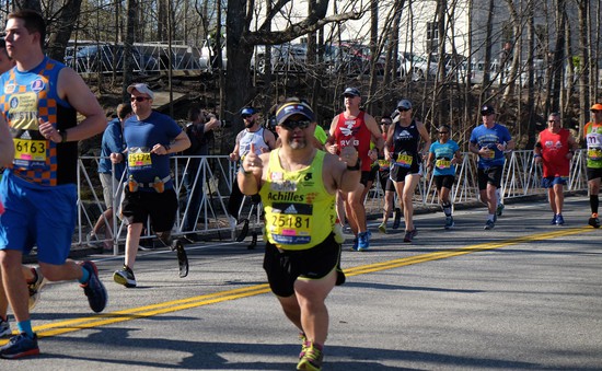 Vận động viên mắc hội chứng lùn bẩm sinh chinh phục nhiều đường đua marathon
