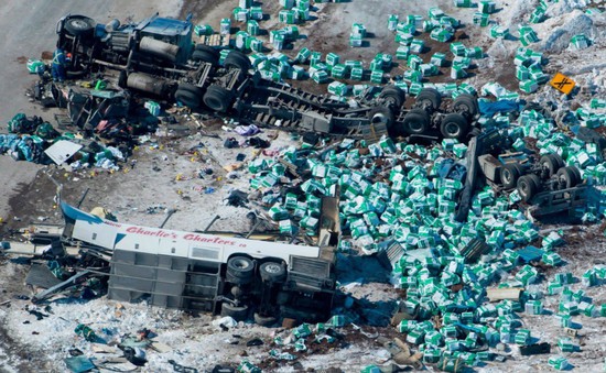 Xe bus chở đội khúc côn cầu trẻ ở Canada gặp tai nạn thảm khốc