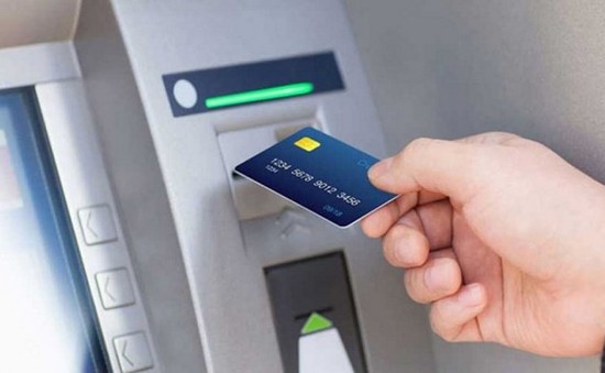 Các ngân hàng dừng tăng phí rút tiền nội mạng qua ATM