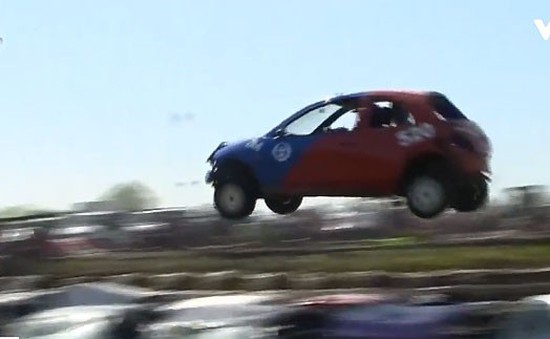 Thú vị cuộc thi nhảy bay qua ô tô tại Anh