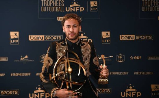 Neymar ăn mặc diêm dúa nhận giải Cầu thủ hay nhất Ligue 1