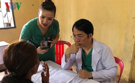 Bác sĩ Việt kiều khám và phát thuốc miễn phí cho người nghèo Campuchia