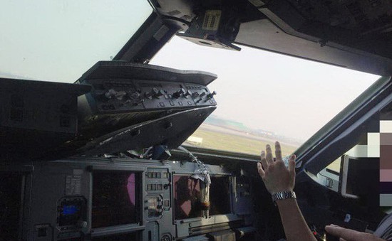 Máy bay của Trung Quốc hạ cánh khẩn cấp do vỡ kính buồng lái