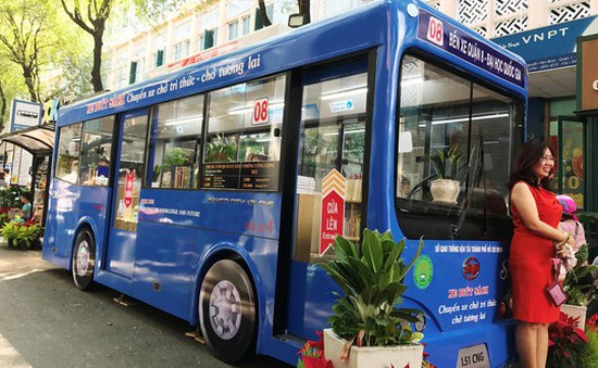 Thú vị xe bus sách tại đường sách Nguyễn Văn Bình