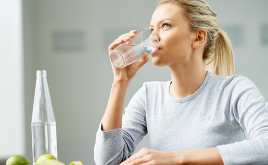 Ngồi uống nước hay đứng uống nước có lợi cho sức khỏe?