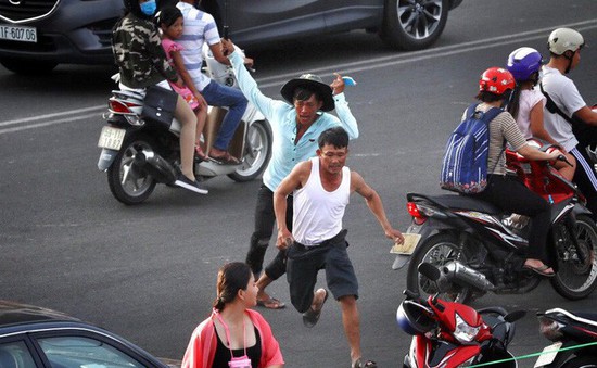Nhân viên bãi giữ xe cầm gậy đánh đuổi du khách tại Vũng Tàu