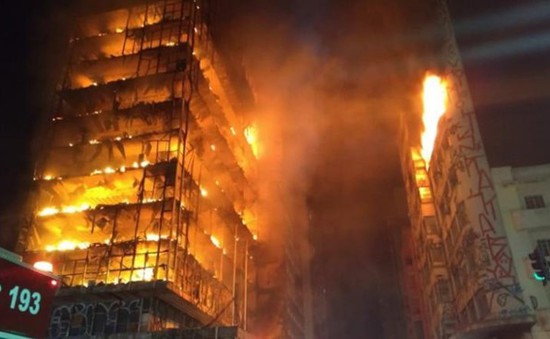 Sập nhà 26 tầng do hỏa hoạn ở Brazil